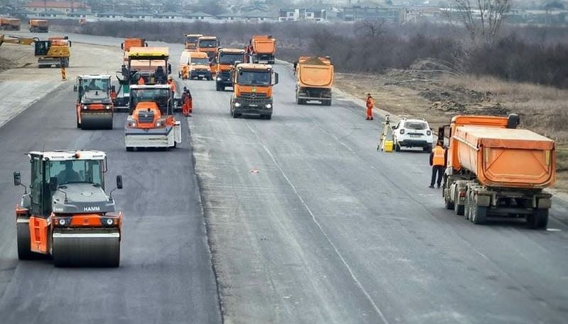 Autostrada Moldovei, un oraș din Neamț devine punct strategic. La Roman va fi un Centru de Întreținere și Coordonare Lucrări de asfaltare pe autostrada din Neamț cu utilaje și muncitori.