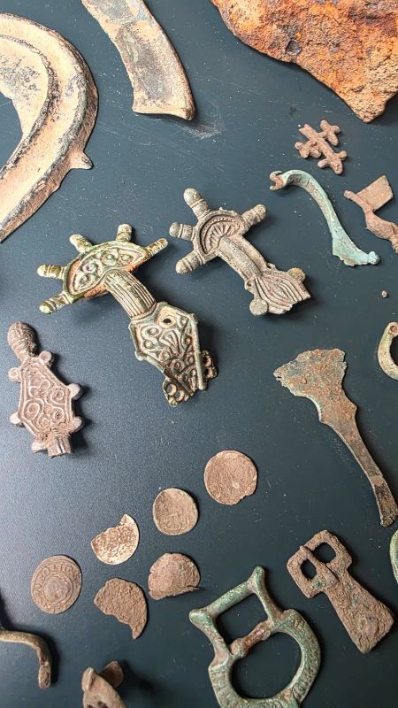 Denari romani și monede moldovenești, descoperite de detectoriști din Neamț 4 Denari romani și monede moldovenești, descoperite de detectoriști din Neamț