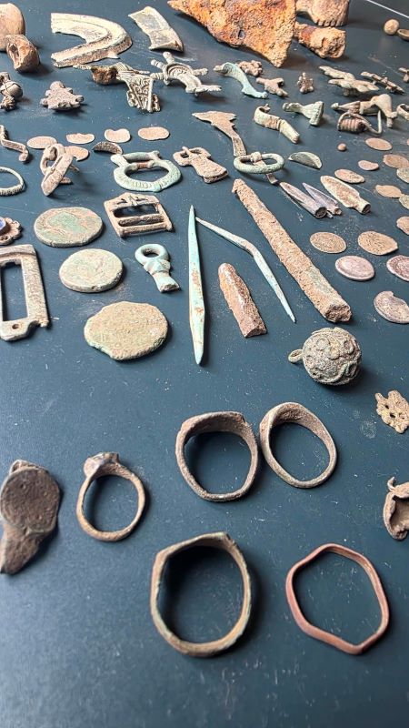 Denari romani și monede moldovenești, descoperite de detectoriști din Neamț 1 Denari romani și monede moldovenești, descoperite de detectoriști din Neamț