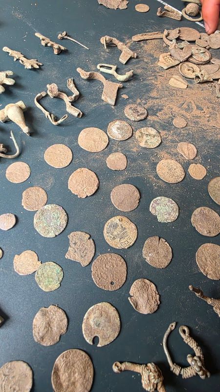 Denari romani și monede moldovenești, descoperite de detectoriști din Neamț 2 Denari romani și monede moldovenești, descoperite de detectoriști din Neamț