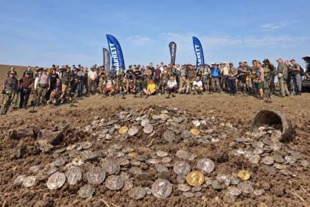 Denari romani și monede moldovenești, descoperite de detectoriști din Neamț