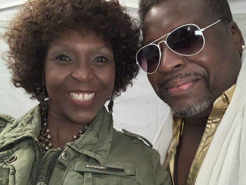 Concert live cu Brad Vee Johnson (Ex-Boney M) la Piatra-Neamț 2 Brad Vee Johnson și un fan la concertul din Piatra-Neamț.