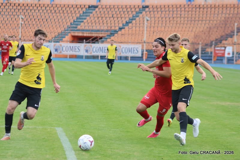 Ceahlăul Piatra Neamț, primul punct în campionat. Parcă se leagă ceva în jocul echipei 3 Jucători de fotbal în acțiune pe terenul stadionului.