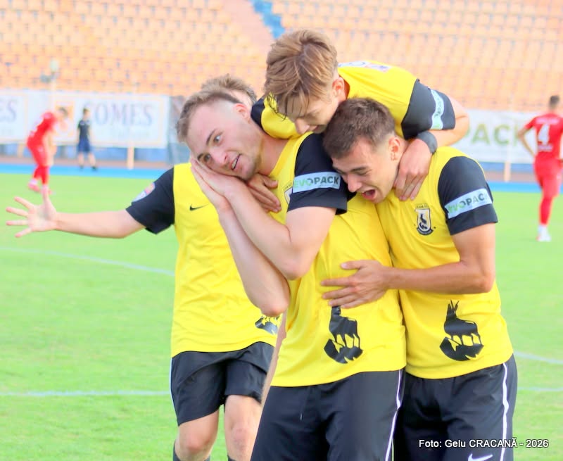 Ceahlăul Piatra Neamț, primul punct în campionat. Parcă se leagă ceva în jocul echipei 4 Jucători ai echipei Ceahlăul Piatra Neamț sărbătorind pe teren.