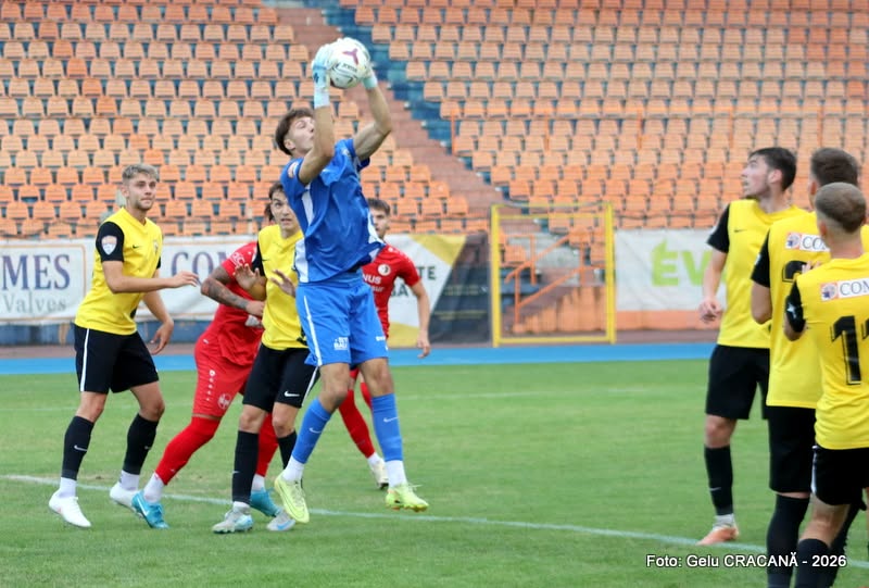 Ceahlăul Piatra Neamț, primul punct în campionat. Parcă se leagă ceva în jocul echipei 2 Portar în acțiune în timpul unui meci de fotbal pe stadionul din Piatra Neamț.