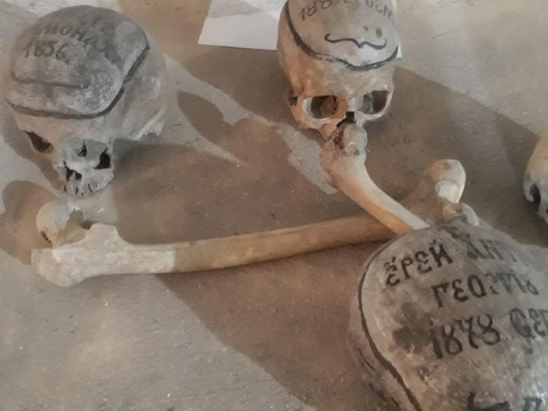 Osuarul unic cu craniile călugărilor de la Mănăstirea Neamţ / Legenda  craniului iubitei lui Puşkin, Calipso