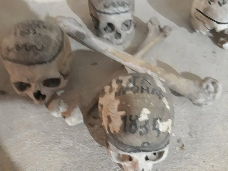 Osuarul unic cu craniile călugărilor de la Mănăstirea Neamţ / Legenda  craniului iubitei lui Puşkin, Calipso