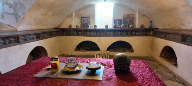 Osuarul unic cu craniile călugărilor de la Mănăstirea Neamţ / Legenda  craniului iubitei lui Puşkin, Calipso