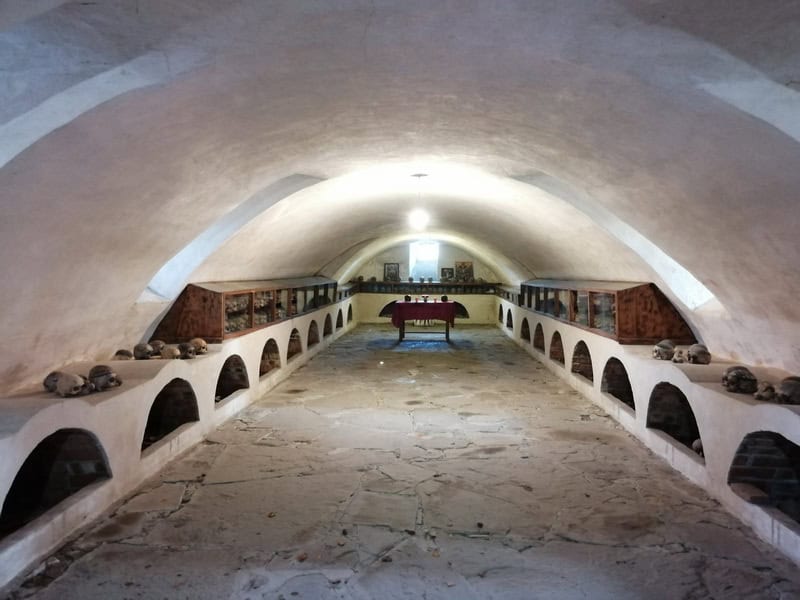 Osuarul unic cu craniile călugărilor de la Mănăstirea Neamţ / Legenda  craniului iubitei lui Puşkin, Calipso