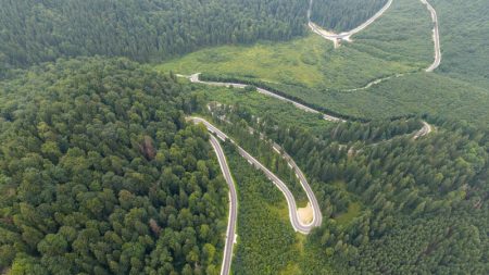 Vedere aeriană a drumului Talienilor pe Transalpina din Neamț și Suceava.