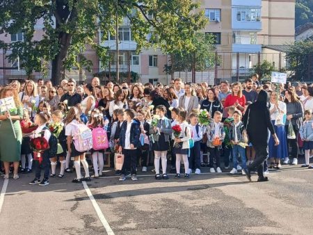 Bursele școlare de merit. Care este procedura, ce condiții trebuiesc îndeplinite Adunare de elevi și părinți în curtea școlii pentru începutul anului școlar.