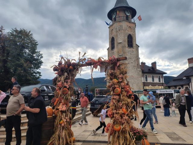 C.M.I. Urban co-organizator al Festivalului Toamnei – un Septemberfest de Piatra-Neamț! Decor de toamnă cu dovleci și cereale la Festivalul Toamnei.