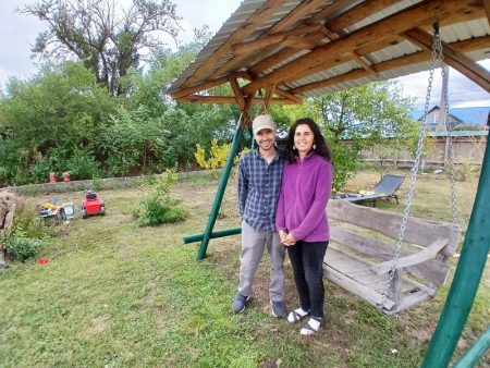 Grădina cu flori nemuritoare de la Zănești: „Tot timpul trebuie să fii acolo. Ai plecat în concediu o săptămână, poți să-ți iei concediu total” Cuplu fericit în grădina cu flori nemuritoare de la Zănești.
