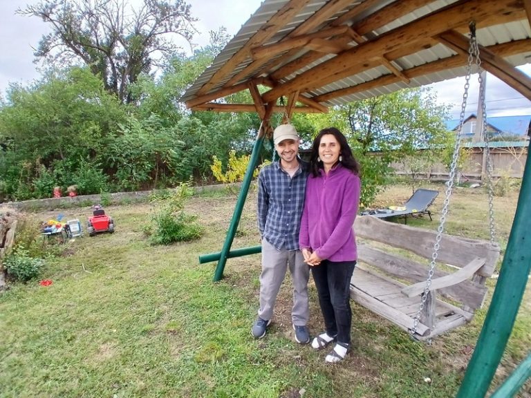 Grădina cu flori nemuritoare de la Zănești: „Tot timpul trebuie să fii acolo. Ai plecat în concediu o săptămână, poți să-ți iei concediu total” Cuplu fericit în grădina cu flori nemuritoare de la Zănești.