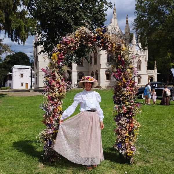 Grădina cu flori nemuritoare de la Zănești: „Tot timpul trebuie să fii acolo. Ai plecat în concediu o săptămână, poți să-ți iei concediu total”