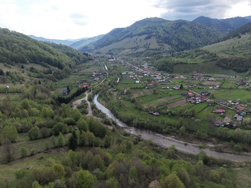 Neamț. O echipă de studenți din comuna Grințieș s-a calificat pentru titlul de „Sat European de Tineret 2027” 2 Vedere panoramică a satului și munților din Grințieș, Neamț.