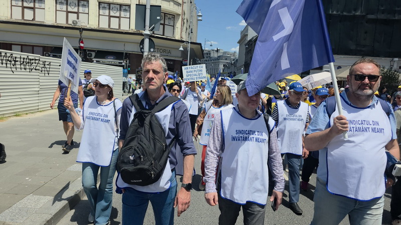 Membri ai sindicatului protestând în centrul orașului Neamț.