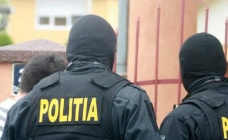 Percheziții de proporții într-o anchetă privind posibile infracțiuni silvice în Neamț. 9 percheziții în județ, 26 în total. Polițiști în uniformă, în acțiune în Neamț, cu echipament de protecție.