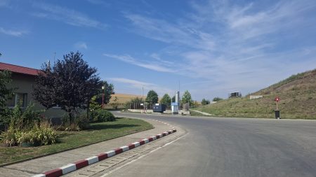 După ce voluntarii strâng gunoiul, începe adevărata poveste. Unde ajung deșeurile din acțiunile de curățenie „Let’s Do It, Romania!” din Neamț? Drum de acces în Neamț cu peisaj rural și cer senin.