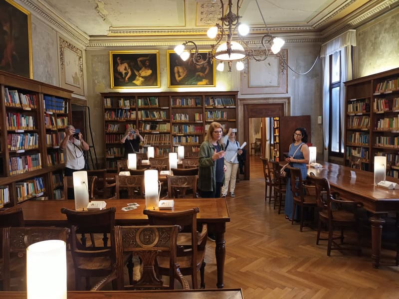 FOTO Ce au descoperit bibliotecarii nemțeni în Turcia și Italia / De la cărți audio în autobuz la manuscrise de secol XV