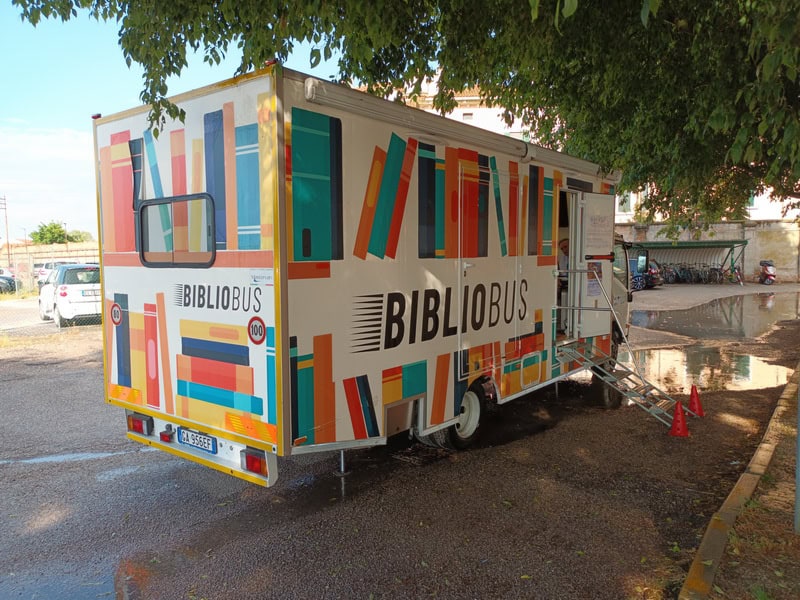 FOTO Ce au descoperit bibliotecarii nemțeni în Turcia și Italia / De la cărți audio în autobuz la manuscrise de secol XV