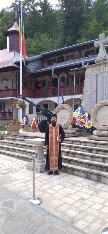 Cum a ajuns un fost polițist militar stareț la Mănăstirea Eroilor din Munții Neamțului