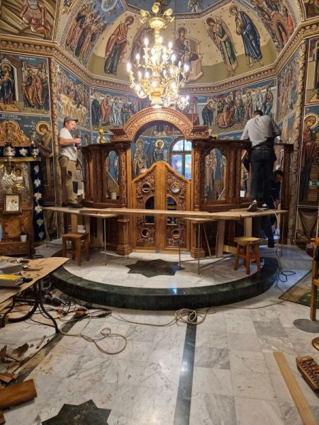 Montajul catapetesmei în interiorul bisericii din Neamț.
