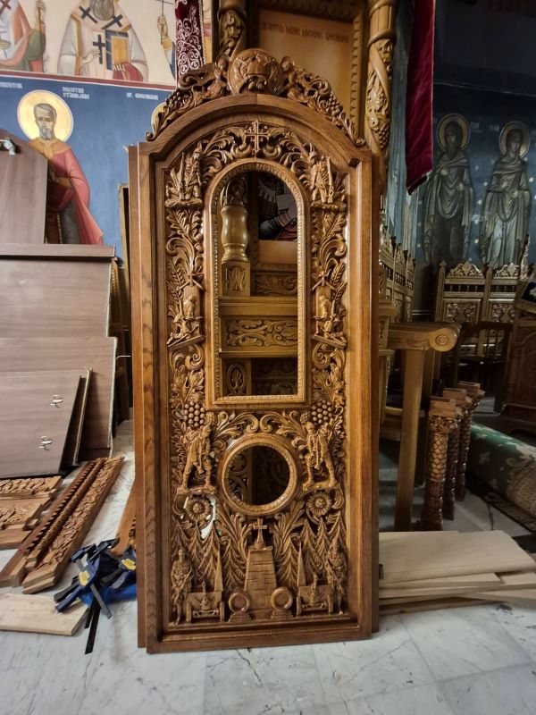 Zestrea spirituală a Mănăstirii Eroilor din Neamț s-a îmbogățit. A fost montată o parte din catapeteasma biserii