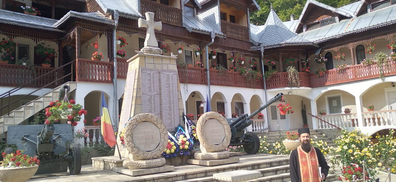 Cum a ajuns un fost polițist militar stareț la Mănăstirea Eroilor din Munții Neamțului