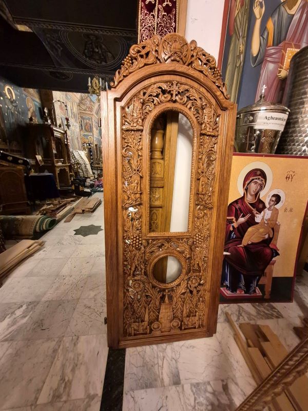 Zestrea spirituală a Mănăstirii Eroilor din Neamț s-a îmbogățit. A fost montată o parte din catapeteasma biserii