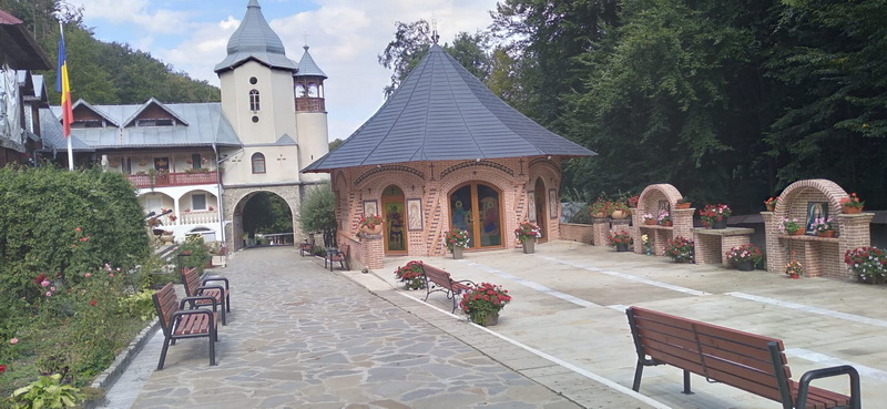 Loc de reculegere la Mănăstirea Eroilor din Munții Neamțului.
