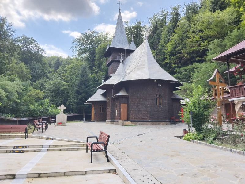 Biserică din lemn în Mănăstirea Eroilor din Munții Neamțului.