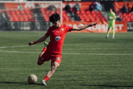 Mario Bordea, la 18 ani, cu ochii spre fotbalul mare: „Să nu credeți că dintr-un oraș mic nu poți ajunge sus” Jucător de fotbal în acțiune pe terenul de stadion.