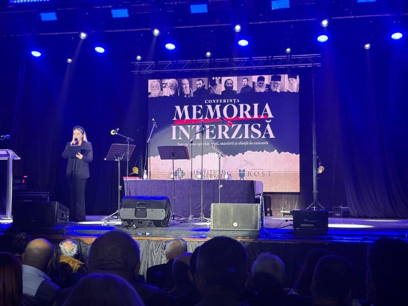 Eveniment cultural la Piatra Neamț cu discursuri și dezbateri.
