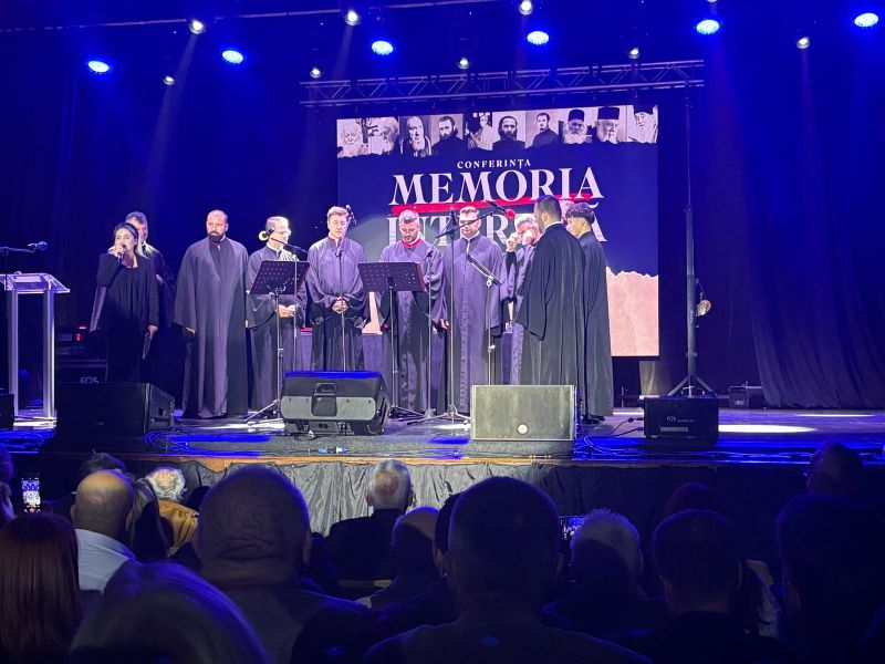 Spectacol pe scena cu artiști în robes negre la evenimentul Memoria Interzisă.