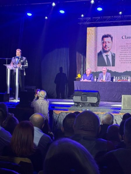Eveniment cultural la Piatra Neamț cu discursuri și dezbateri.
