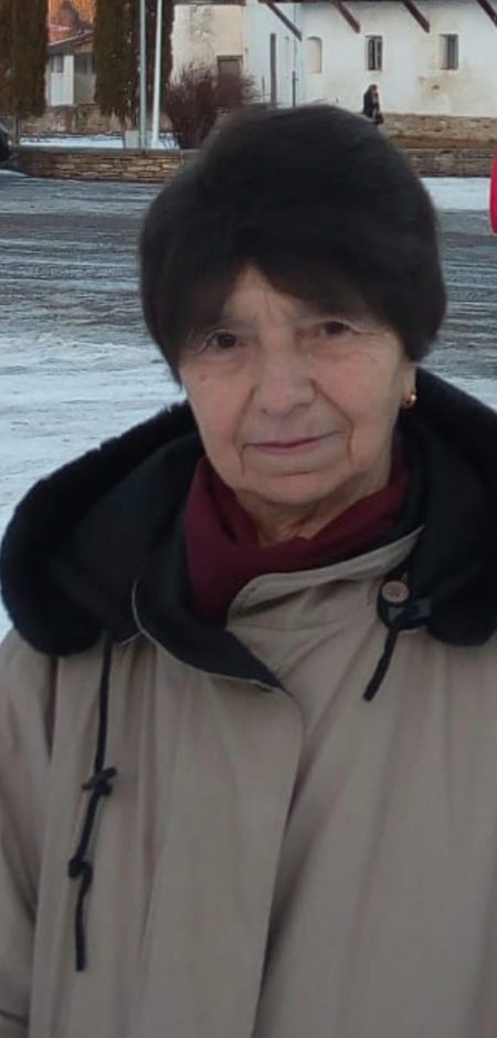 Profesor Emilia Munteanu ( 1939-2026) din Târgu-Neamț a decedat Femeie în aer liber în Neamț, îmbrăcată cu geacă și eșarfă.
