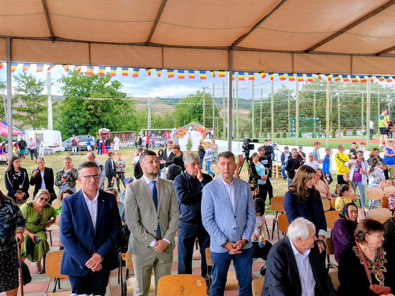 Oameni la evenimentul Ziua comunei Pâncești, sub un cort mare.