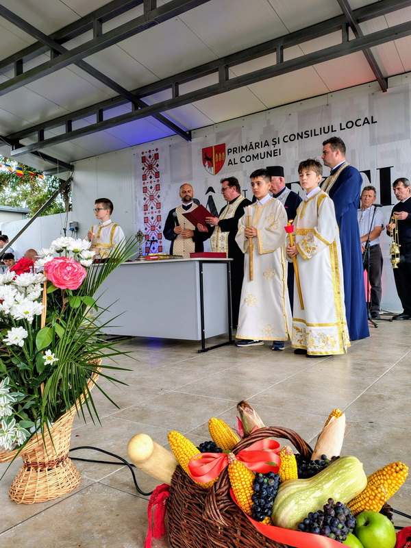 Participanți la evenimentul zilei comunei Pâncești în costum tradițional.