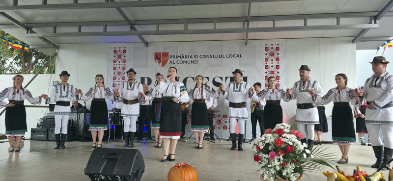 Tineri în costume tradiționale participând la festivalul local.