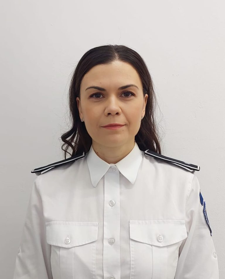 Nou șef la Serviciul Permise și Înmatriculări Neamț: Anca Pasat a promovat concursul Ofițer de poliție feminină în uniformă, față serioasă.