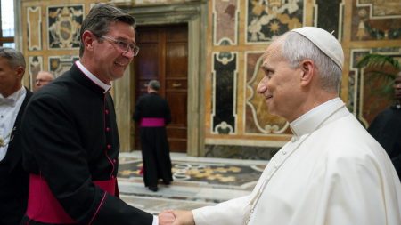Preot din Piatra Neamț salută Papa Francisc la Vatican.