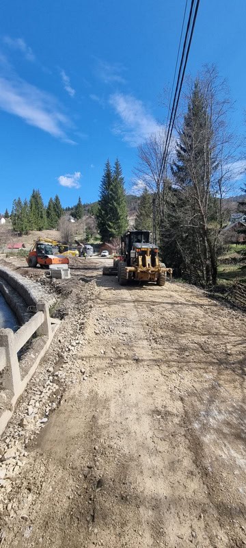 Lucrări de construcție și modernizare a drumurilor în Poiana Teiului.