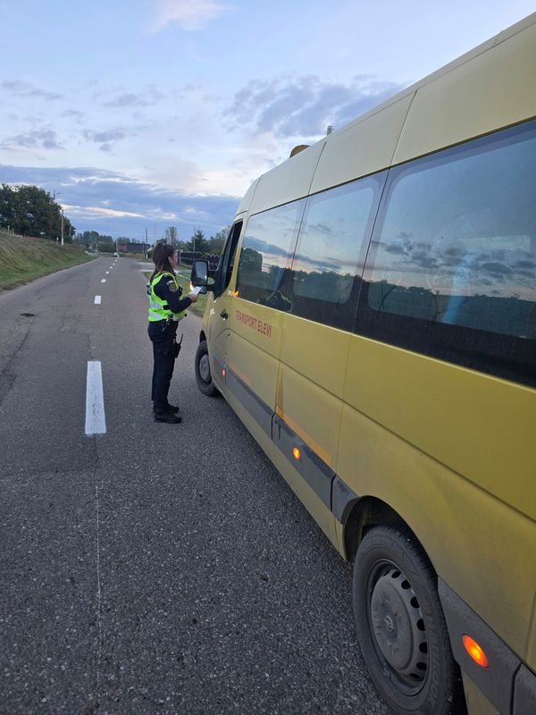 Ce au descoperit polițiștii la transportul elevilor. Acțiunea TRUCK&BUS: 27 de amenzi și două indisponibilizări!