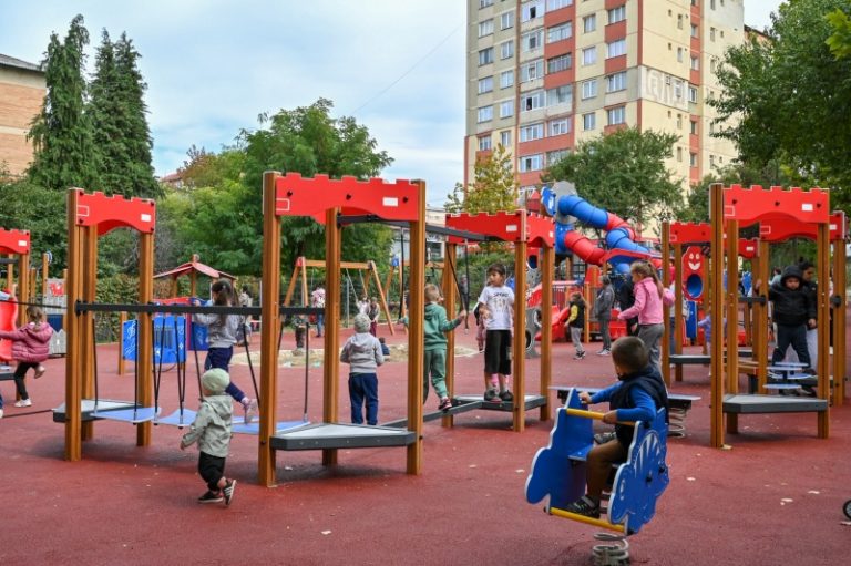 Primăria Piatra Neamț anunță că a fost deschis „cel mai mare loc de joacă” din municipiu Loc de joacă modern pentru copii în Neamț, cu tobogane și leagăne.