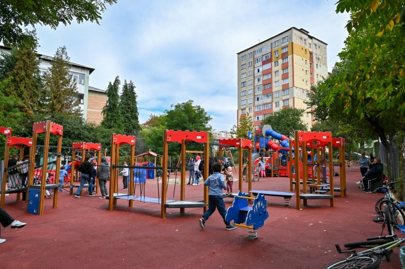 Primăria Piatra Neamț anunță că a fost deschis „cel mai mare loc de joacă” din municipiu
