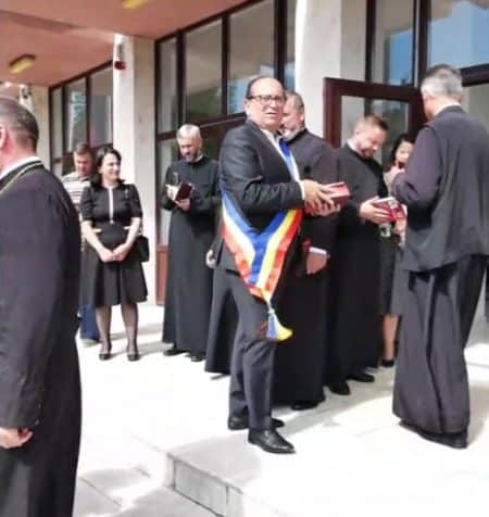 Comentarii savuroase la o postare a Primăriei Târgu Neamț: „Ați făcut hramul numai cu vin și țuică? Apă de băut nu curge”