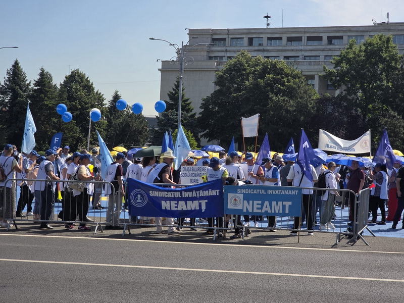 Protest sindical în Neamț cu banner și baloane albastre.