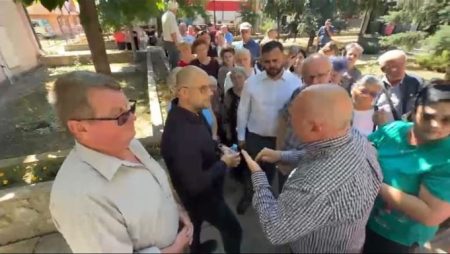 Video-Foto. Furie și injurii în fața ApaServ Târgu-Neamț. Protestatarii au cerut explicații pentru criza apei Video-Foto. Furie și injurii în fața ApaServ Târgu-Neamț. Protestatarii au cerut explicații pentru criza apei