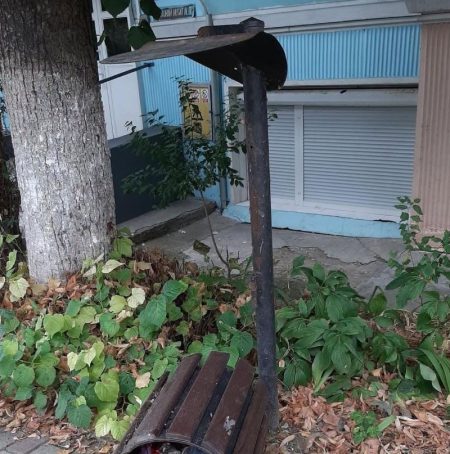 Actele de vandalism continuă la Roman. Indivizi încă necunoscuți au distrus mobilier stradal